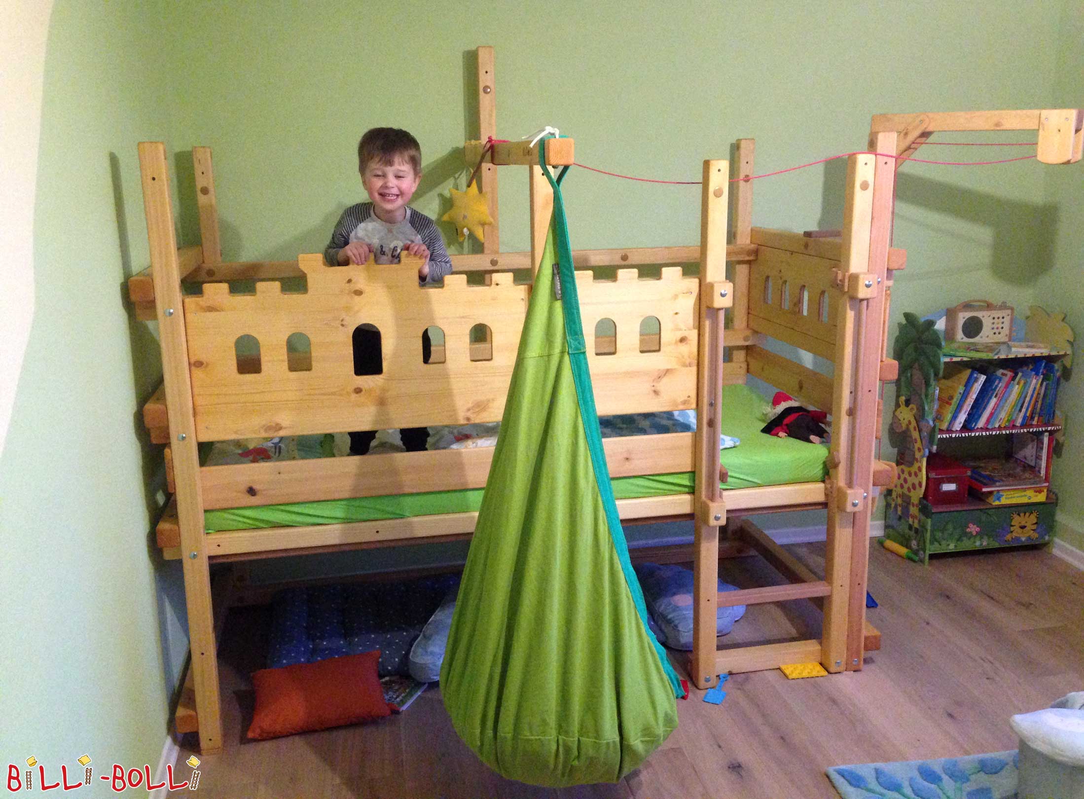 Halbhohes Hochbett für niedrige Kinderzimmer (Hochbetten)