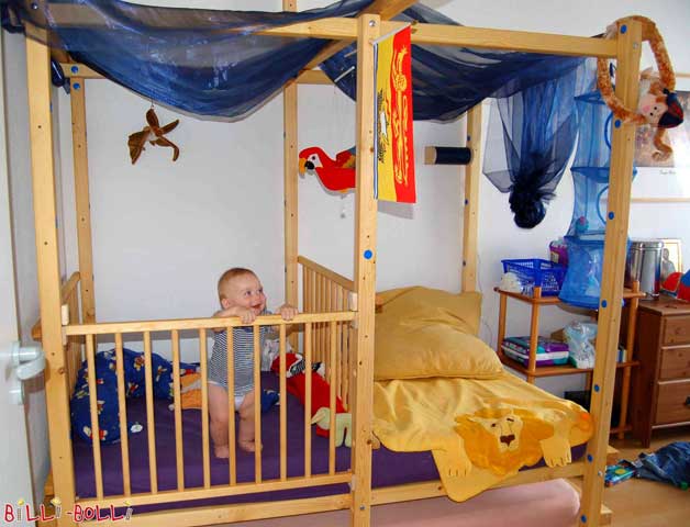Hochbett als Gitterbett für Kleinkinder (Hochbett mitwachsend)